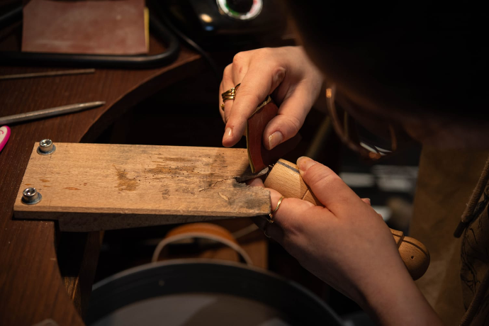 Travail manuel sur un bijou