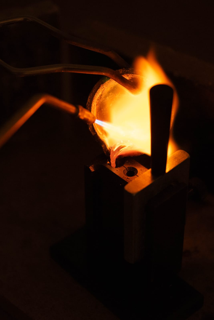 Faire fondre le métal du bijoux pour le façonner