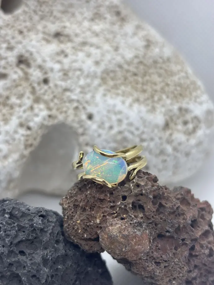 bague avec pierre précieuse